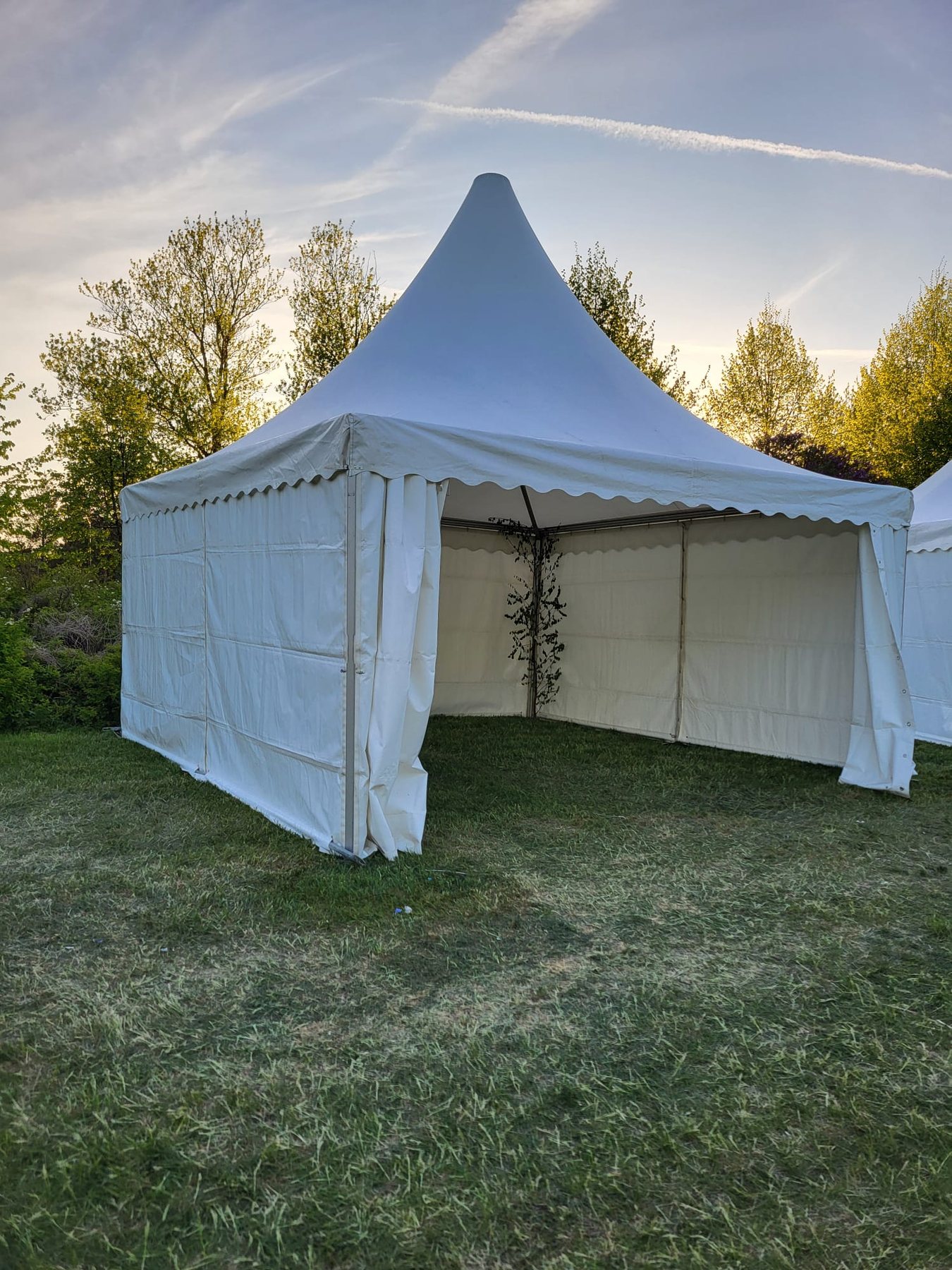 Pagoda tipa telts 5x5 m ar spicu jumtu